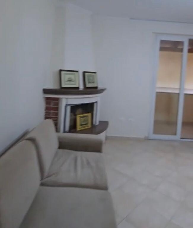 Jepet me qera 2+1 Komuna e Parisit