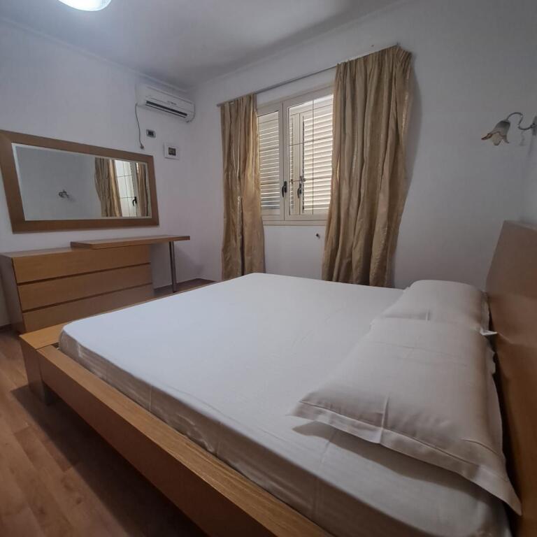 Jepet me qira Penthouse pranë Kishës Ortodokse – Vlorë
