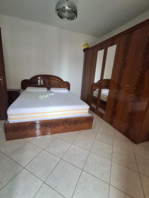 Apartament 2+1+2 me Qera Prane Bar Artistit, Astir