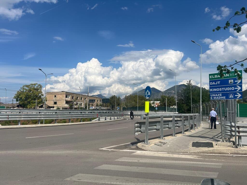 QERA KAPANON 650 m² ME AKSES NE RRUGEN MYSLYM KETA DHE UNAZEN E VERIUT