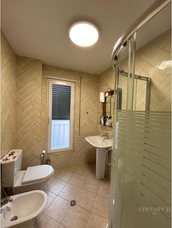 JEPET ME QERA APARTAMENT 3+2 ME POST PARKIMI TEK 21 DHJETORI. 1,100 € /Muaj