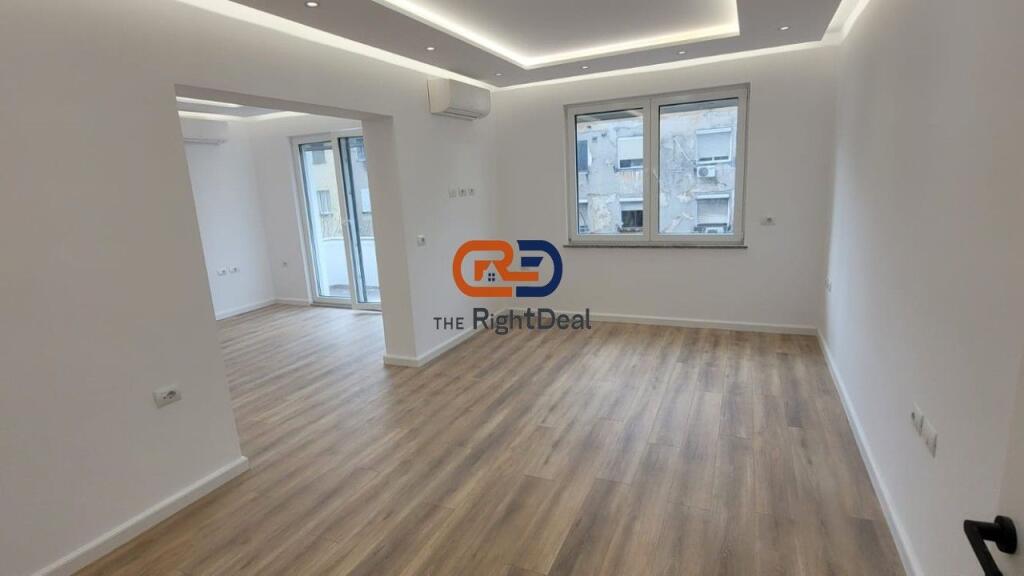 Tek Kafe Flora, Shitet Super Apartament 2+1 Me Lokacion &amp; Orientim Perfekt!!!