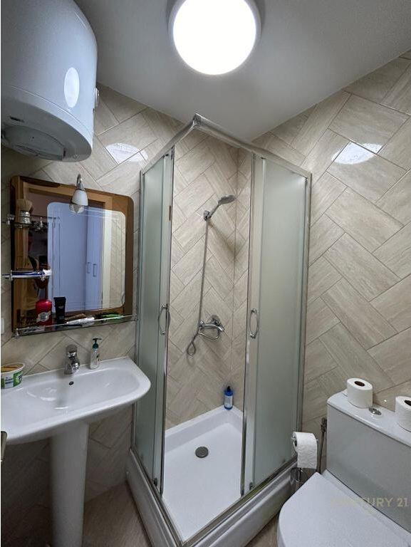 JEPET ME QERA APARTAMENT 3+2 ME POST PARKIMI TEK 21 DHJETORI. 1,100 € /Muaj