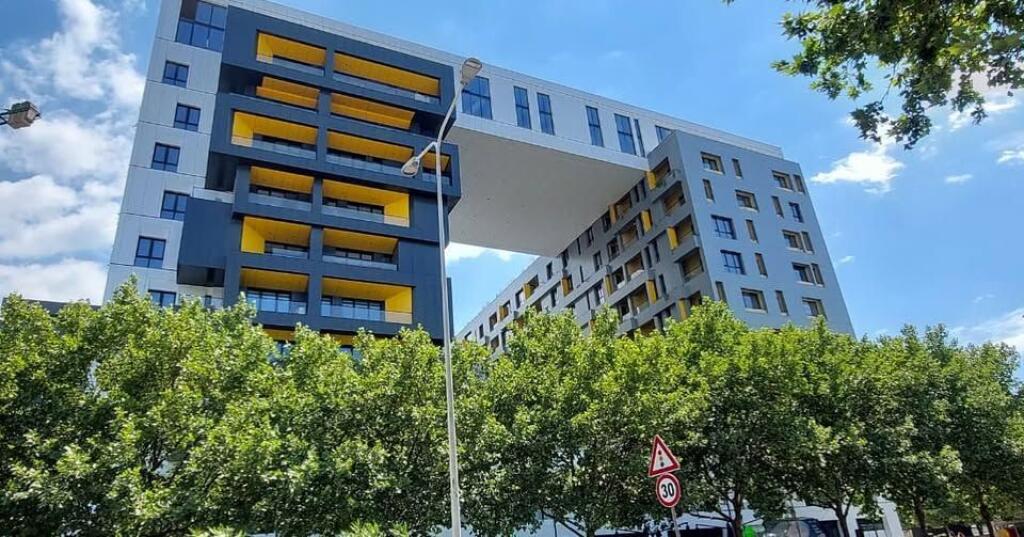 AMBIENT KOMERCIAL PER SHITJE TEK SQUARE 21