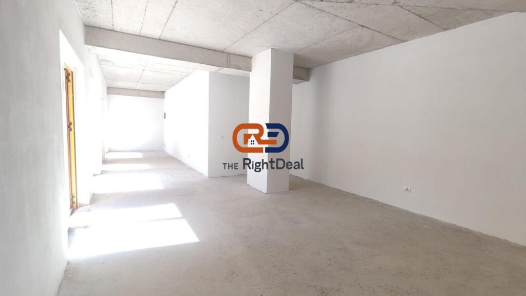 A Ali Dem, Al Complesso Mangalem 21, Negozio In Vendita Con Prezzo Occasione Perfetto Per Investimento!!