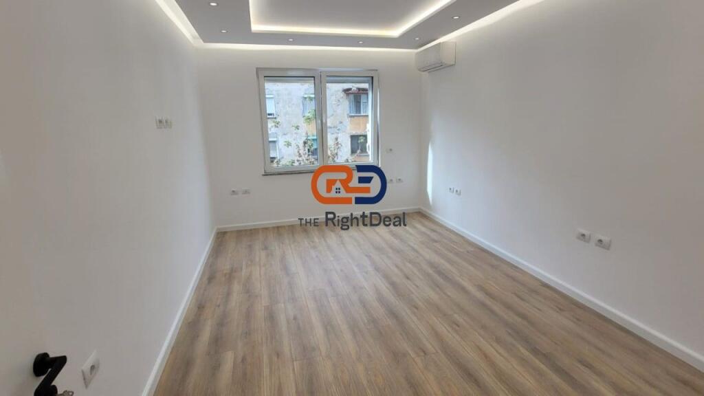 Tek Kafe Flora, Shitet Super Apartament 2+1 Me Lokacion &amp; Orientim Perfekt!!!