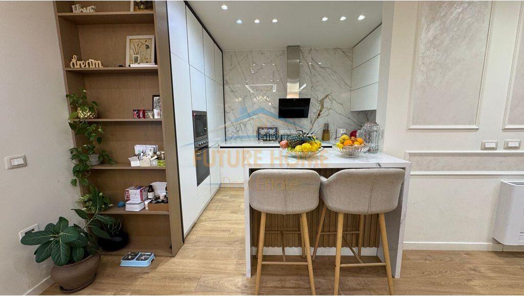 Shitet penthouse 3+1+2+post parkimi Kopshti Zologjik