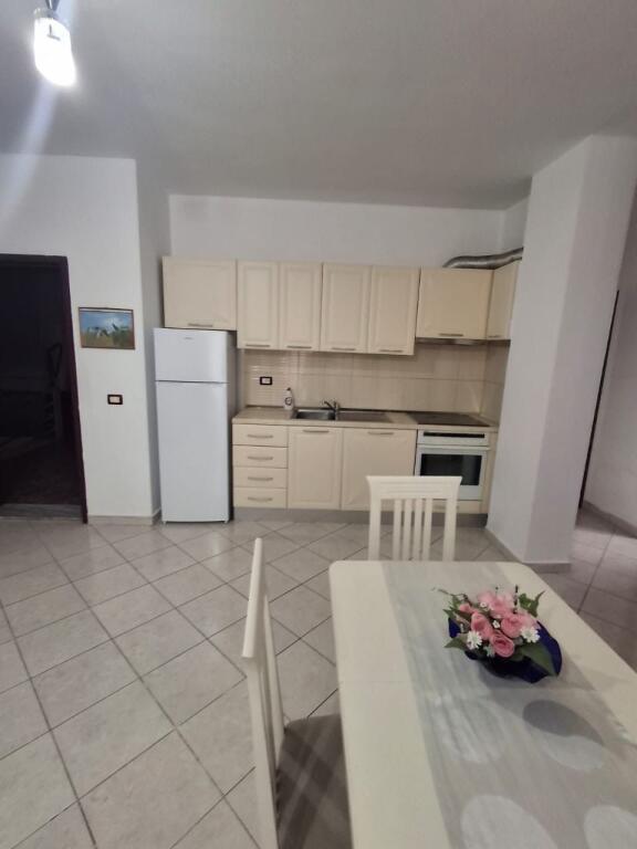 Apartament 2+1+2 me Qera Prane Bar Artistit, Astir