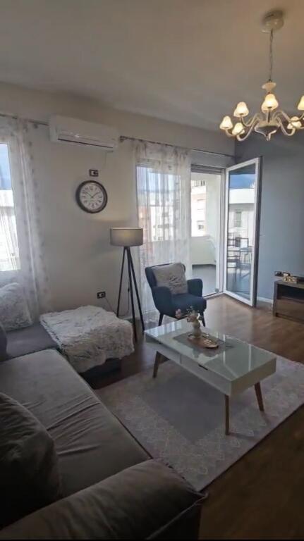 Jepet me qira apartament 1+1 tek Pazari i Ri!