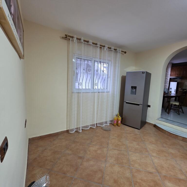 Jepet me qera apartament i madh 1+1 tek rrethi ne Kinostudio rruga Xhanfize Keko 1 minut nga stacionet e urbaneve!