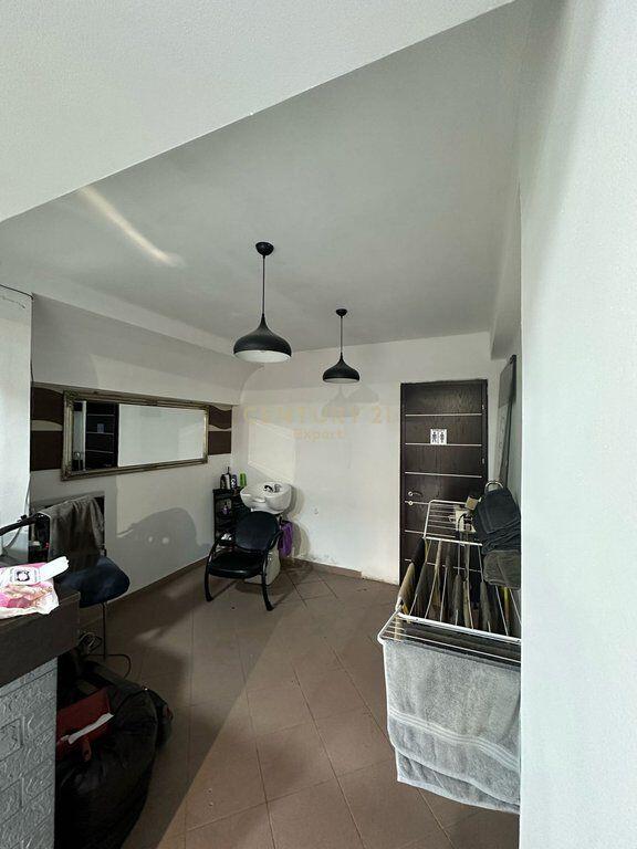 Negozio in Vendita a Myslym Shyr Molto Vicino alla Strada Principale