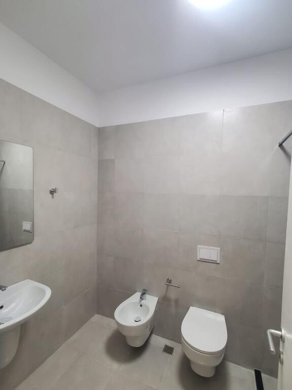 🏠 Apartament me Qira – Liqeni i Thatë (pranë Radisson Blu)