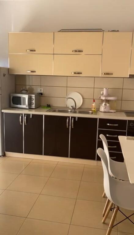 Pranë Harry Fultz jepet me qera apartament 2+1!