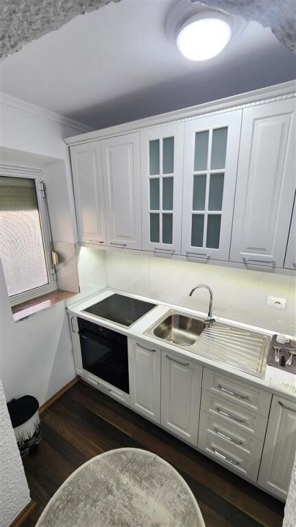 🏢Pak minuta larg Shkolles se Baletit,Rruga Mihal Gramno,jepet me qera apartament 1+1,i mobiluar 50,000Leke