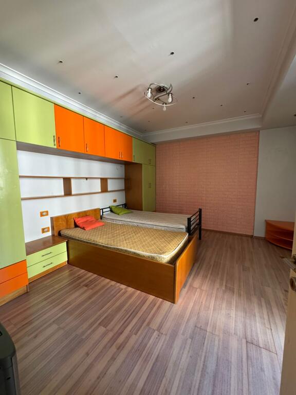 Bulevardi Zogu Par Shitet Apartament 2+1+2