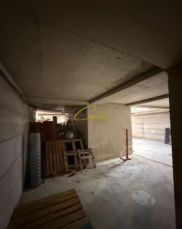 MAGAZINE ME QERA 200 M2 KOMBINAT 50.000 LEKE