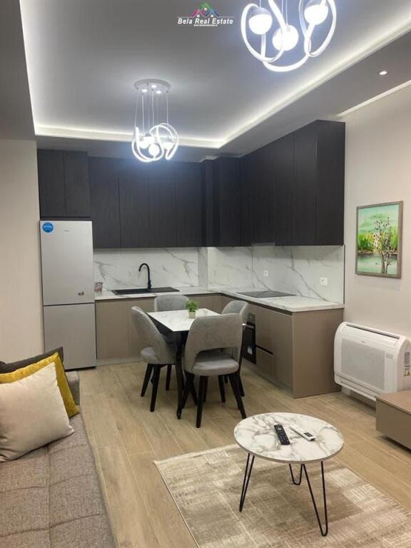 Apartament Me Qera Tek Komuna e Parisit (ID B2101347) Tirane