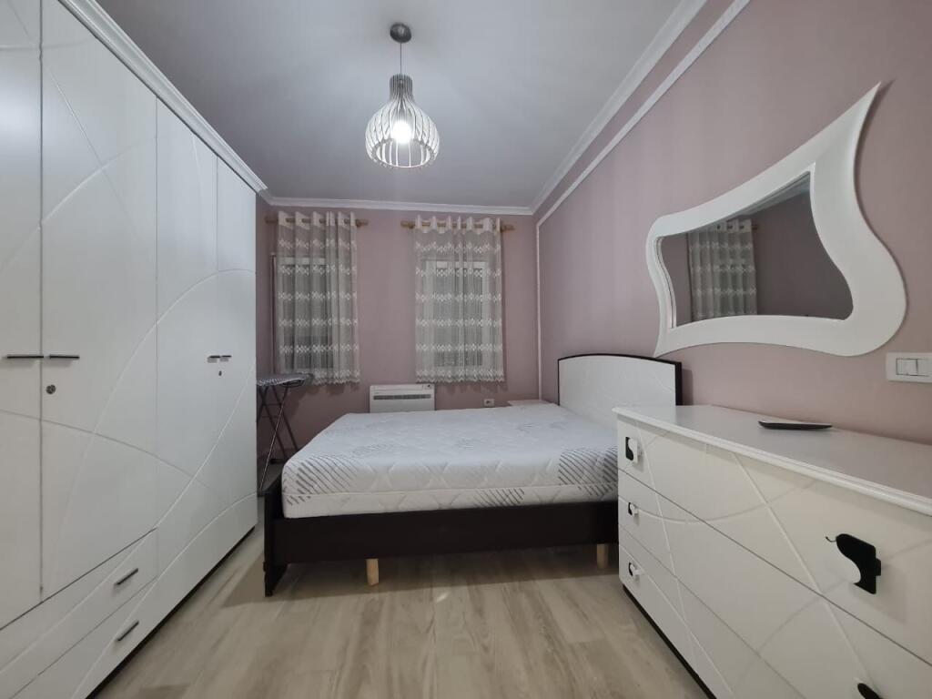 2+1,i miremobiluar,te liqeni i thate prane hotel radison,1000 euro me parkim