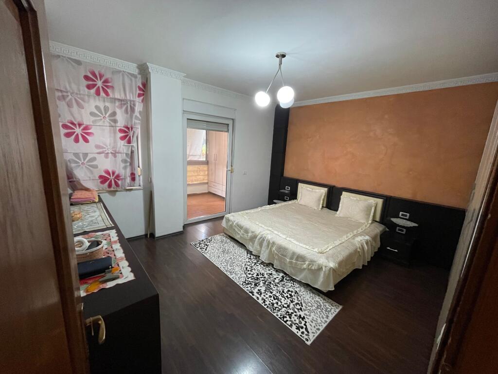 Shitet Apartament 2+1