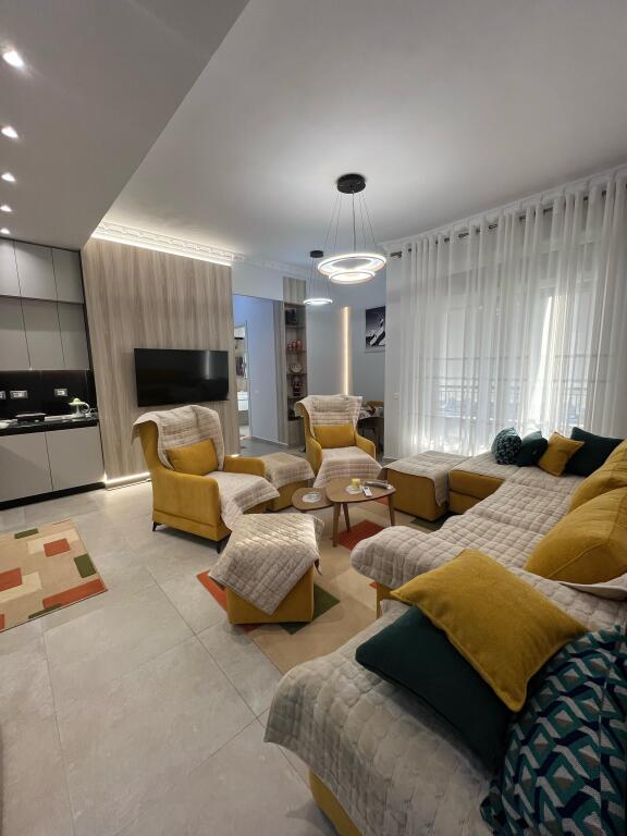 APARTAMENT 2+1 PER QERA TEK KAFE FLORA