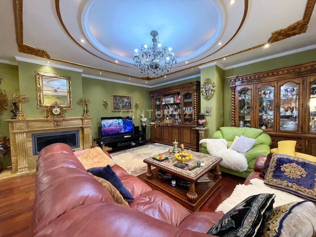 APARTAMENT LUKSOZ 3+1+2 POSTE PARKIMI PER QIRA TEK GALERIA !!