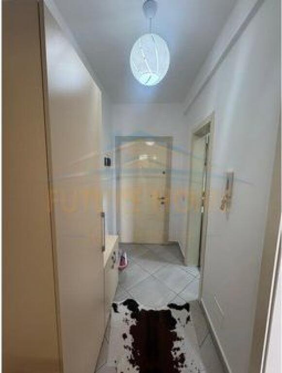 Shitet, Apartament 1+1, Rruga 5 Maji, Tirane.