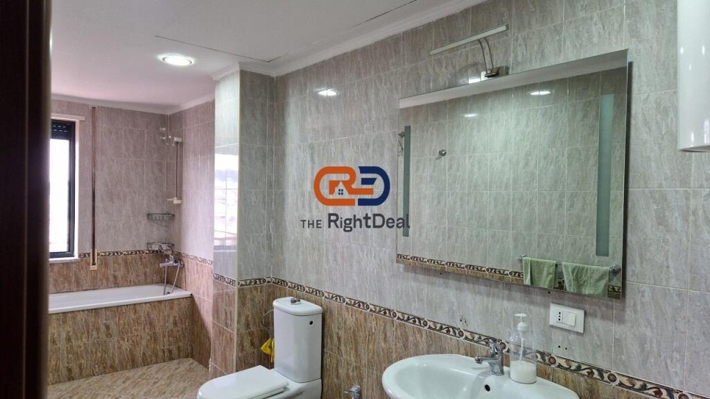 Ne Bllok, Jepet Me Qira Ambient 3+1+2, I Pershtatshem Per Veprimtari Te Ndryshme Biznesi!!!