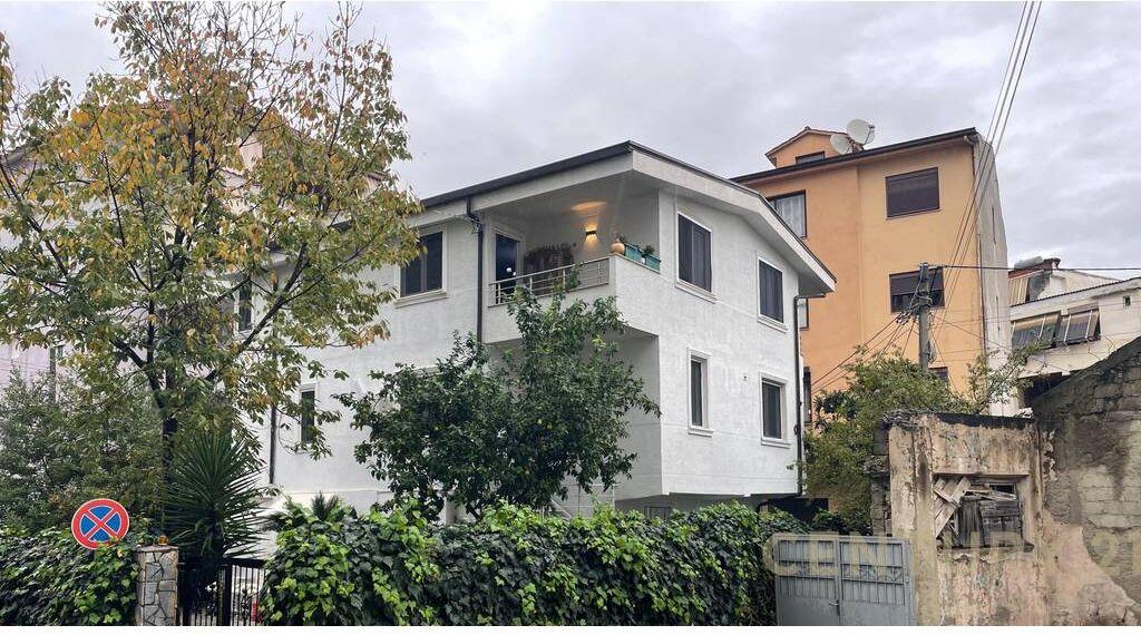 VILË ME QIRA PRANË RRUGËS MUHAMET GJOLLESHA – MUNDËSI IDEALE PËR BIZNES