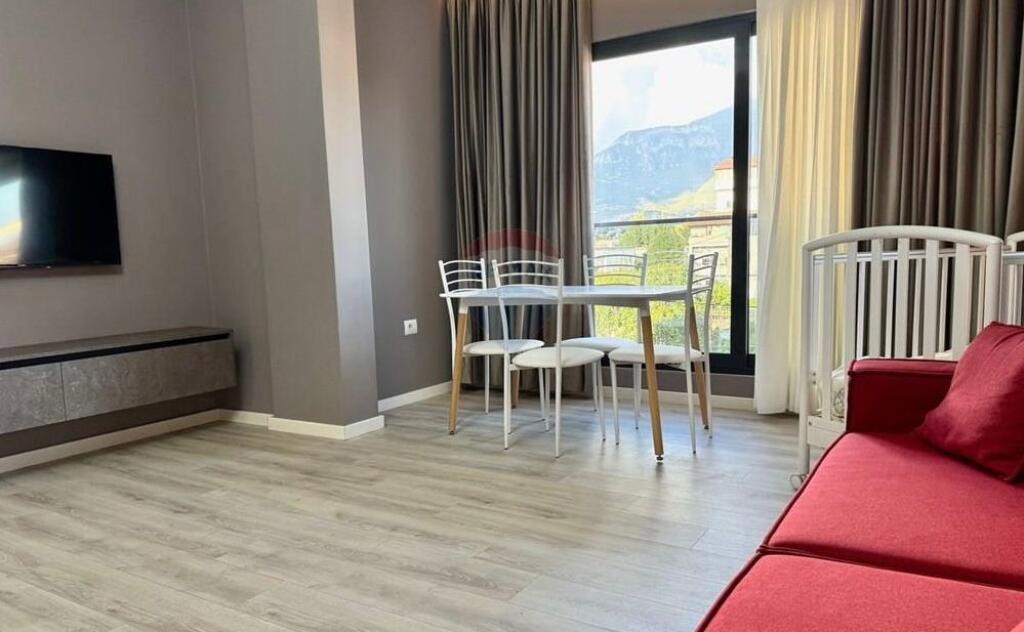 Qira/  Godine banimi tek rruga 5 Maji!