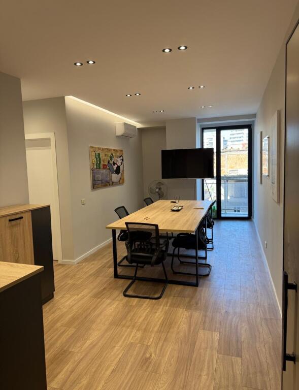 Jepet me qira ambient per zyre Te Mine Peza 700€