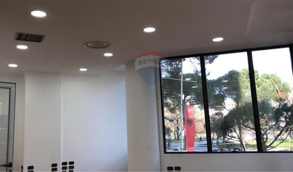 jepet me qira, ambient biznesi te Twin Towers, Bulevardi Nënë Tereza, Tiranë  ID: 530591002-2