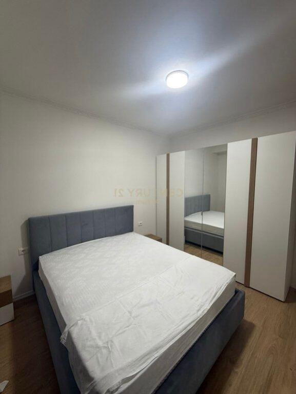 Apartament 2+1, Astir