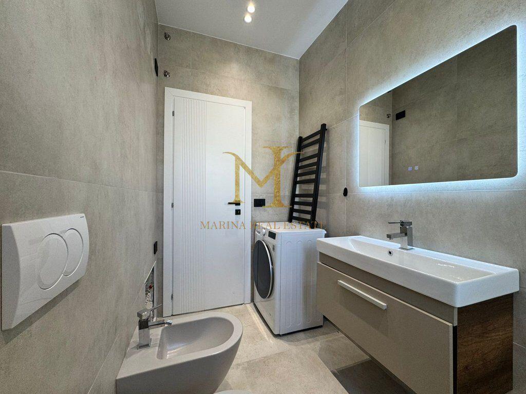 Shitet Papafingo luksoze në vijë të parë të detit, në Plazh pranë Hotel Adriatik.