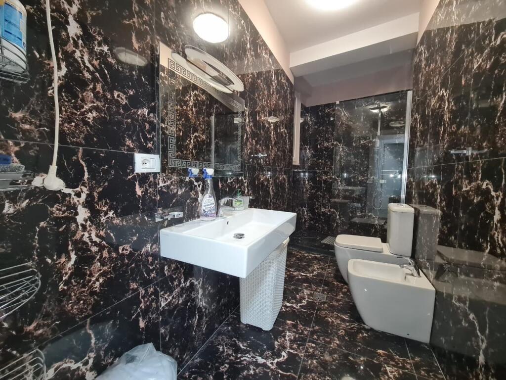 2+1,i miremobiluar,te liqeni i thate prane hotel radison,1000 euro me parkim