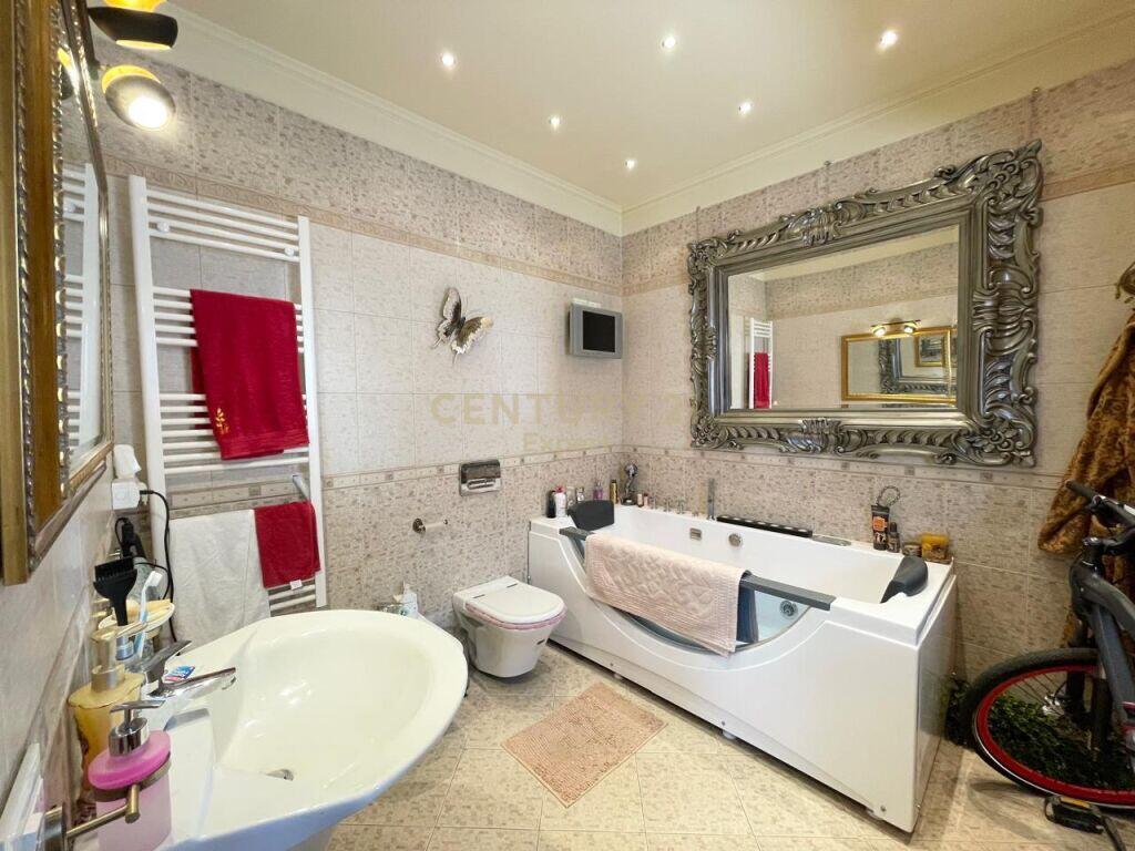 APARTAMENT LUKSOZ 3+1+2 POSTE PARKIMI PER QIRA TEK GALERIA !!