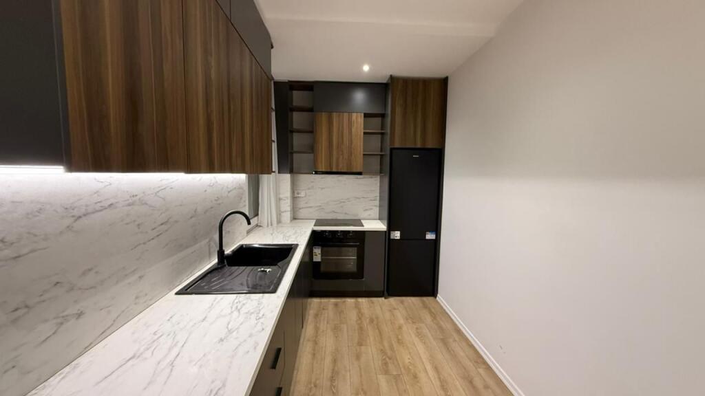 🏡 Shitet apartament 1+1 te Rruga Fortuzi prane Qendres