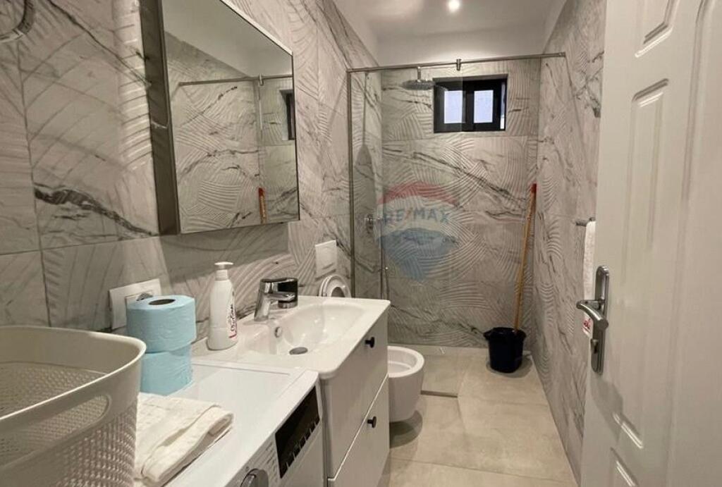 Qira/  Godine banimi tek rruga 5 Maji!