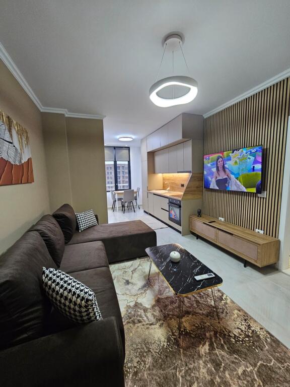 Jepet me qira apartament 1+1 📍 5 Maji, Tiranë 🏢 Kati: 8 (pallat me ashensor) 🛋️ E mobiluar 💰 Çmimi: 50,000 lekë në muaj