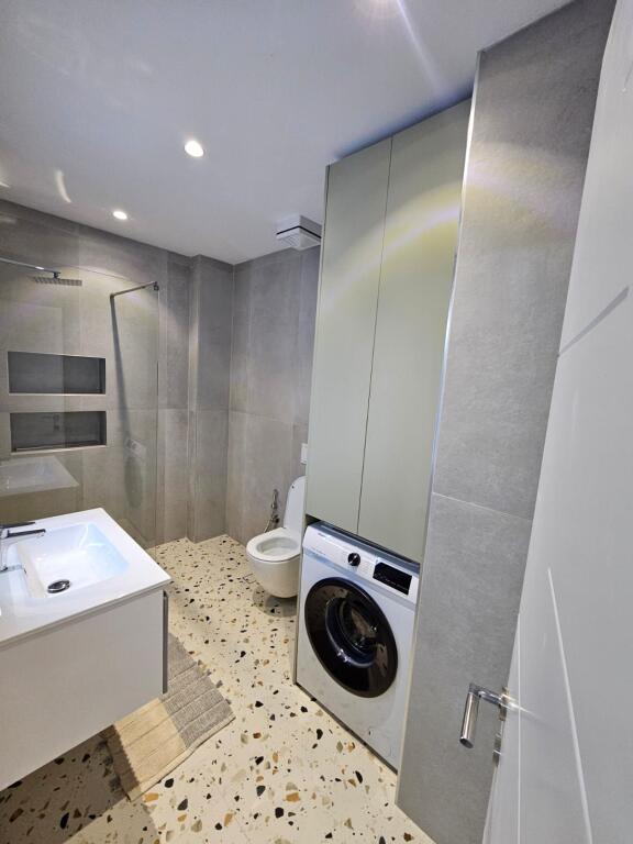 Apartament 1+1 5 maj me qira