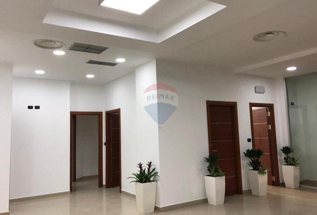 jepet me qira, ambient biznesi te Twin Towers, Bulevardi Nënë Tereza, Tiranë  ID: 530591002-2