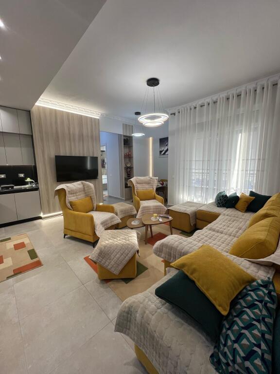 APARTAMENT 2+1 PER QERA TEK KAFE FLORA