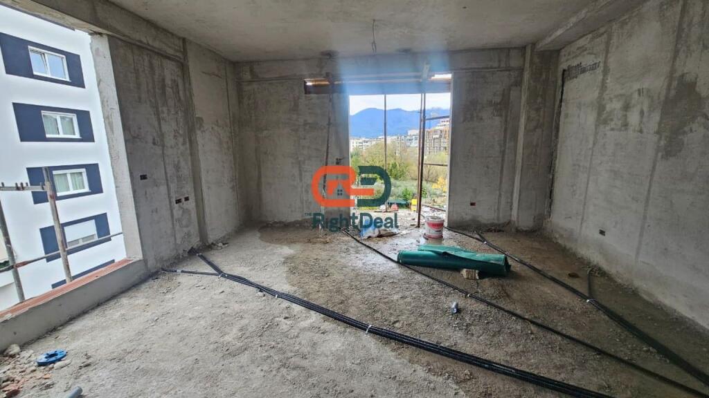 Tek Liqeni I Thate, Shitet Super Apartament 2+1+2, Me Pamje Spektakolare !!