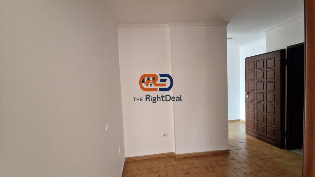 Ne Bllok, Jepet Me Qira Ambient 3+1+2, I Pershtatshem Per Veprimtari Te Ndryshme Biznesi!!!