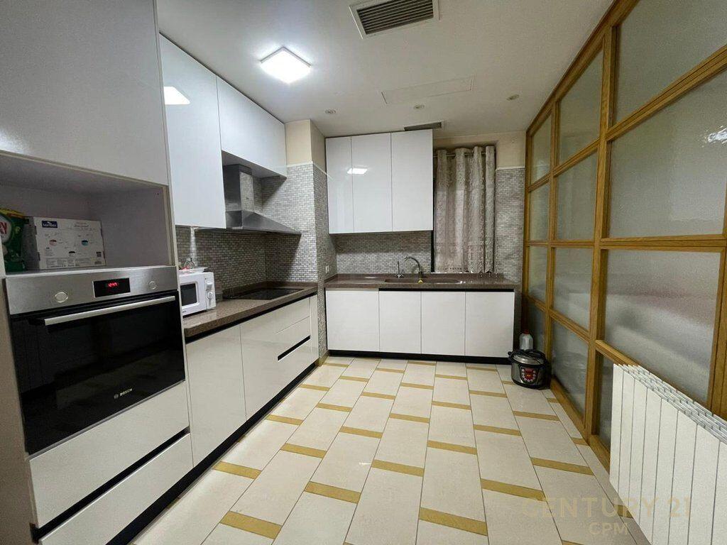 Apartament 3+1+2 Me Qira në Sheshi Skënderbej (Qendër), Rruga Barrikadave - 1300€ | 160 m²