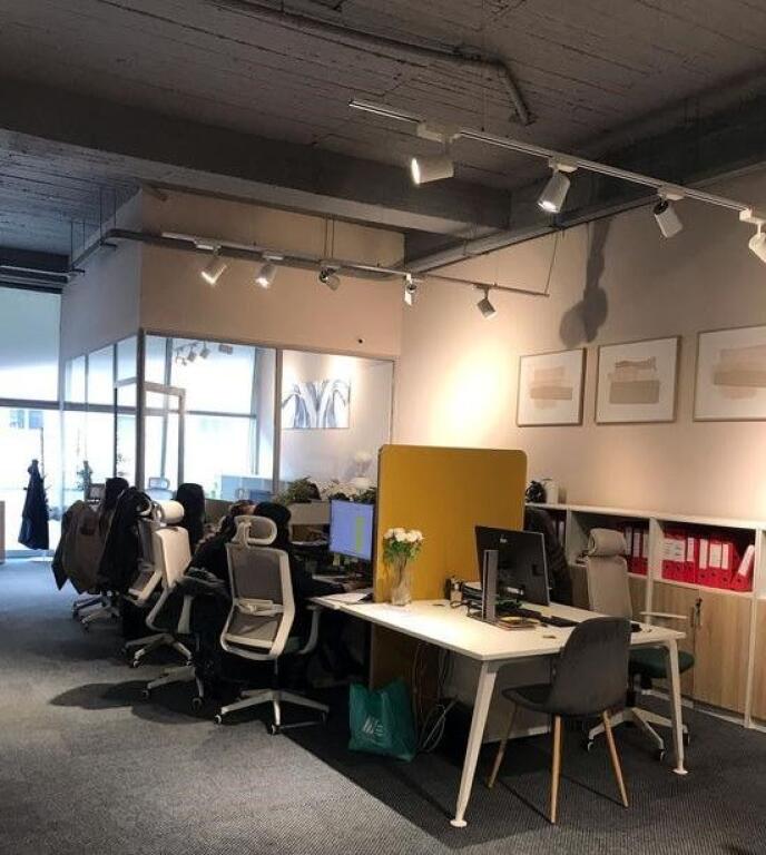 JAPIM ME QIRA ZYRË MODERNE NË KOMPLEKSIN CONDOR, TIRANË