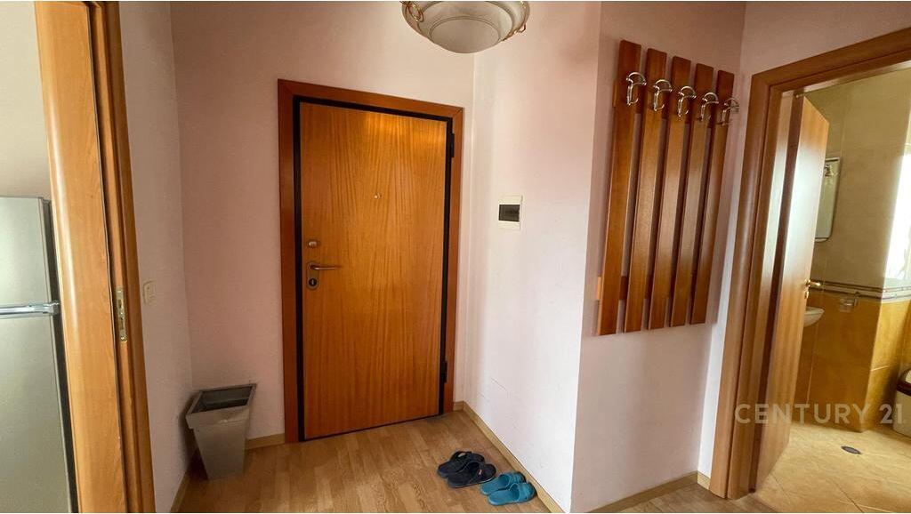 Jepet me Qira Apartament 1+1 ne Qender prane 9 Kateshet 500 € /Muaj