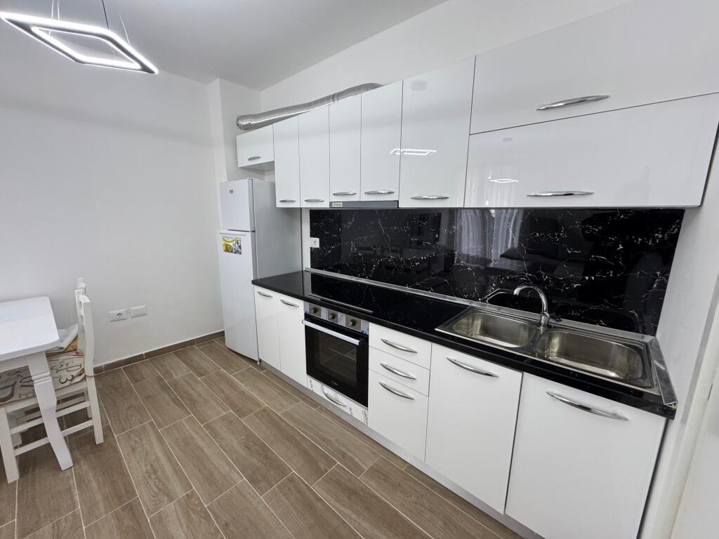 Qera Apartament 2+1  Cmimi 40.000 leke te reja  Tek 5 maji
