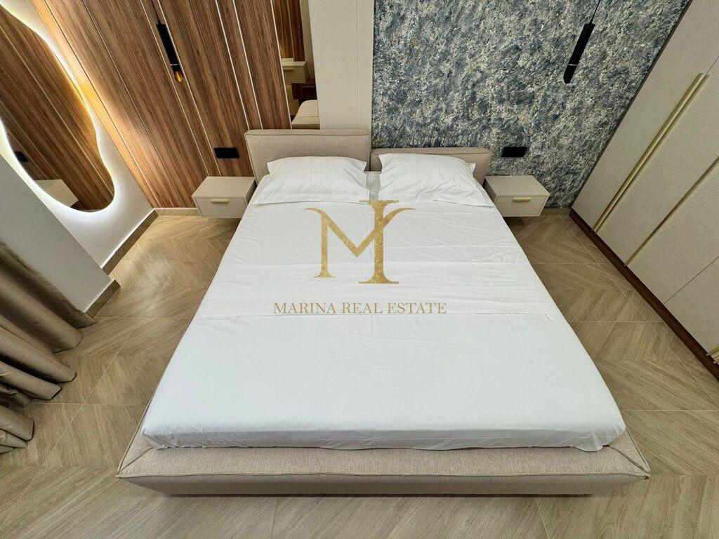 Shitet Papafingo luksoze në vijë të parë të detit, në Plazh pranë Hotel Adriatik.