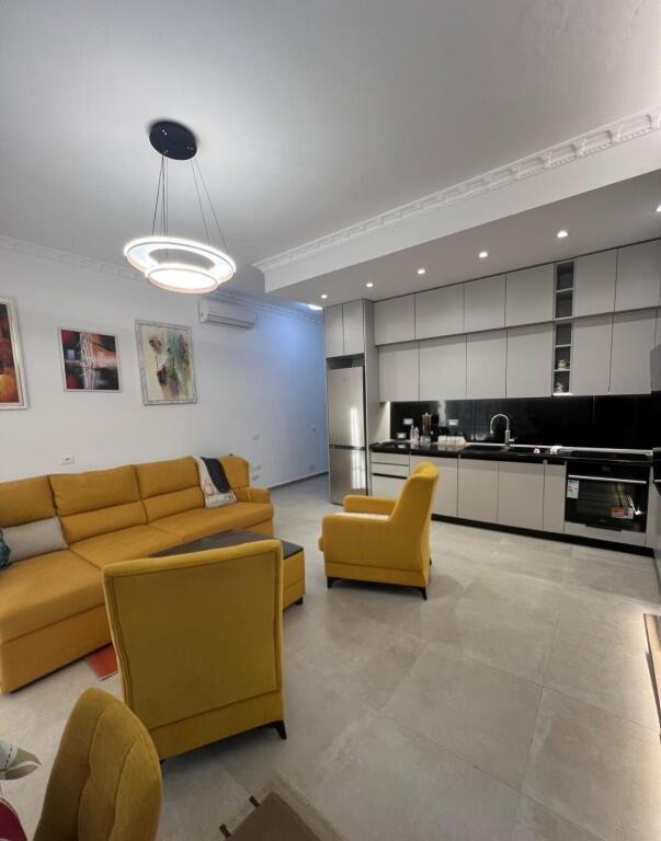 📌 Jepet me qira apartament 2+1+2 – Qendër, pranë Kafe Flora