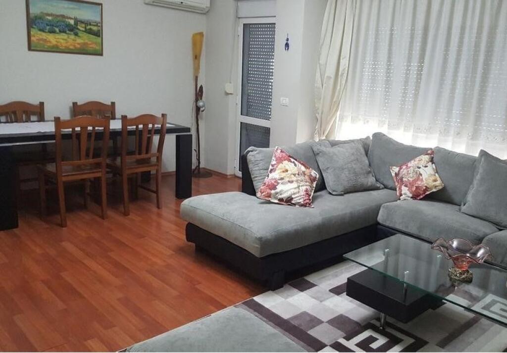 Apartament i Bollshëm 1+1 me Qira, Tek Pazari i Ri